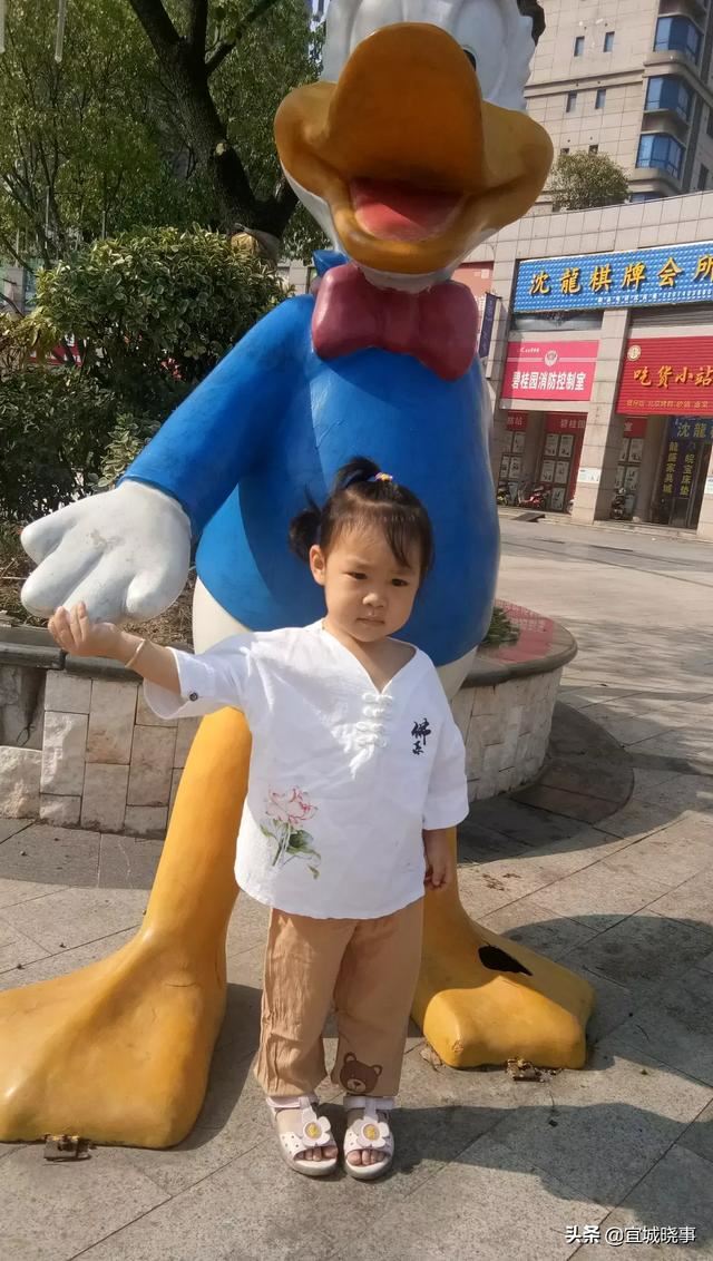 三岁的小孩不愿去上幼儿园，天天哭闹，该怎么教育？