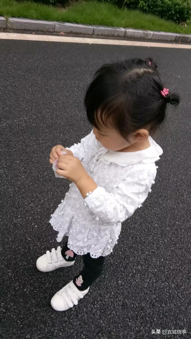 三岁的小孩不愿去上幼儿园，天天哭闹，该怎么教育？