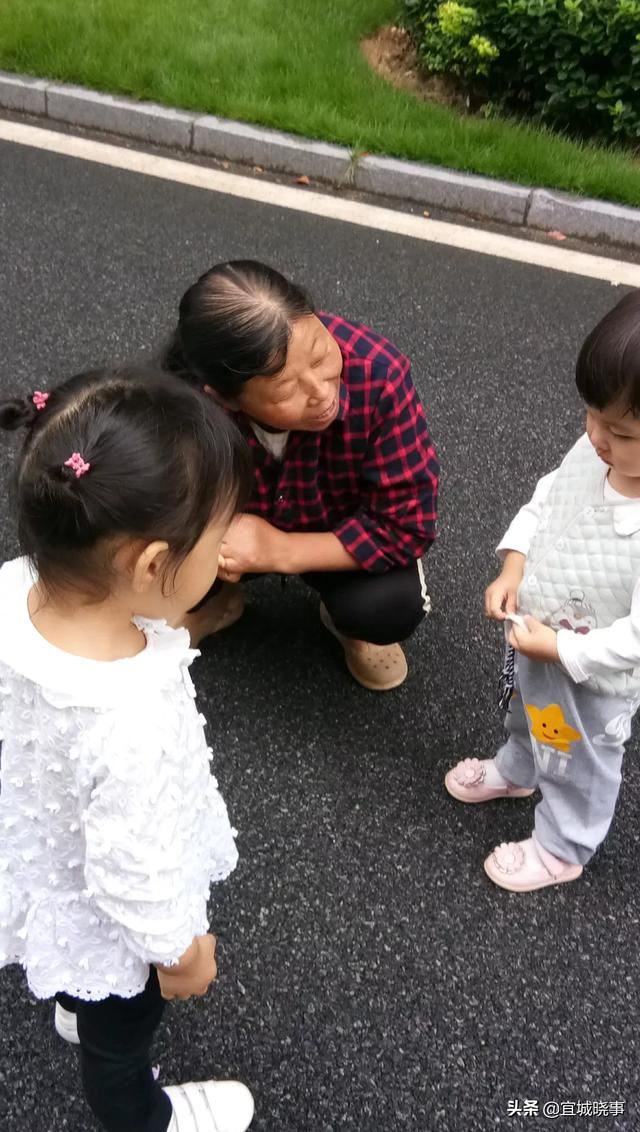 三岁的小孩不愿去上幼儿园，天天哭闹，该怎么教育？