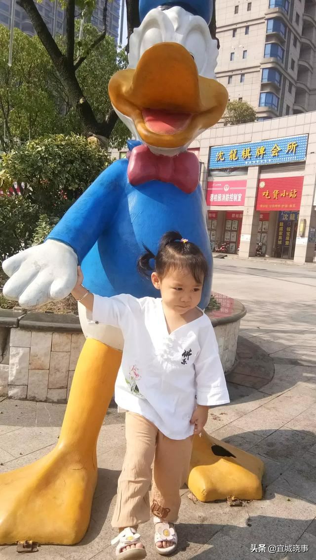 三岁的小孩不愿去上幼儿园，天天哭闹，该怎么教育？