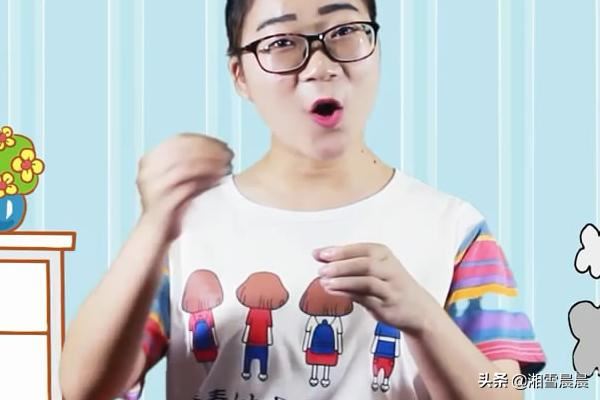 怎么玩少儿手指游戏《小扫帚》？
