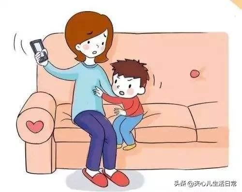 宝宝两岁多，老爱看手机怎么办呢？该怎么控制？