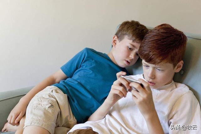 如果孩子半夜还在玩手机怎么办？