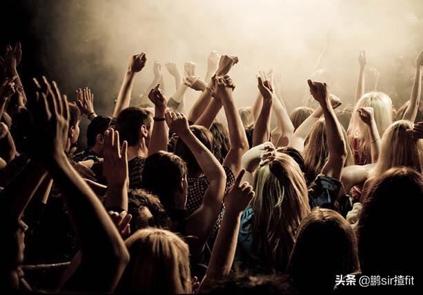 男朋友熬夜到三四点玩游戏，白天睡觉不找工作很颓废，我该怎么救他？