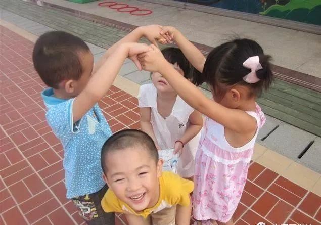 幼儿摇铃铛训练方法？