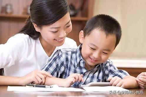 孩子5岁了，写作业老是边玩边写，不认真，是放任他这样还是应该纠正？