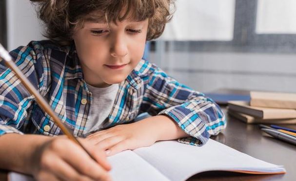怎么改善孩子写作业慢的问题?写作业拖拉，注意力不集中？