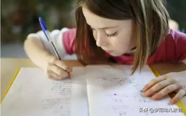 孩子5岁了，写作业老是边玩边写，不认真，是放任他这样还是应该纠正？
