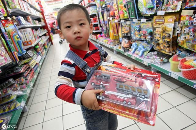 如何针对不同年龄阶段个体身心发展的特点适当地运用家庭教育策略