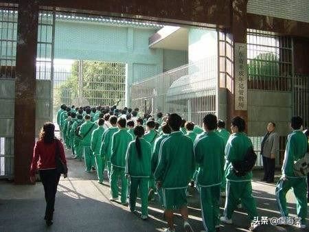 孩子不听话，父母管不了，送问题少年学校合适吗