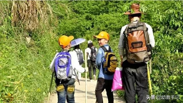 幼儿园3岁半上课不听话站讲台，教育方式对吗